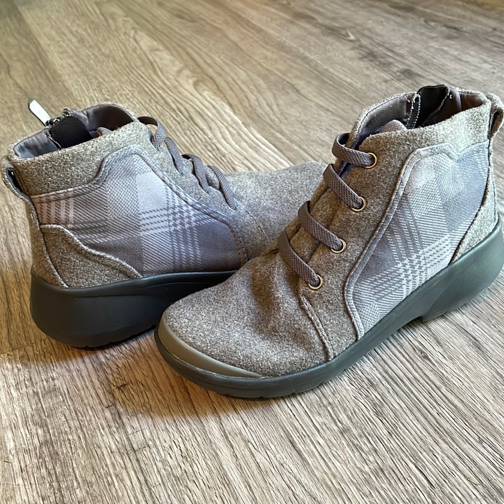 BZees plaid zip up boots! Worn once!